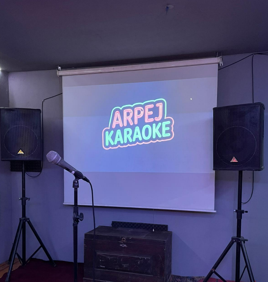 Arpej Karaoke Odası - Profesyonel ses sistemi ve projeksiyon